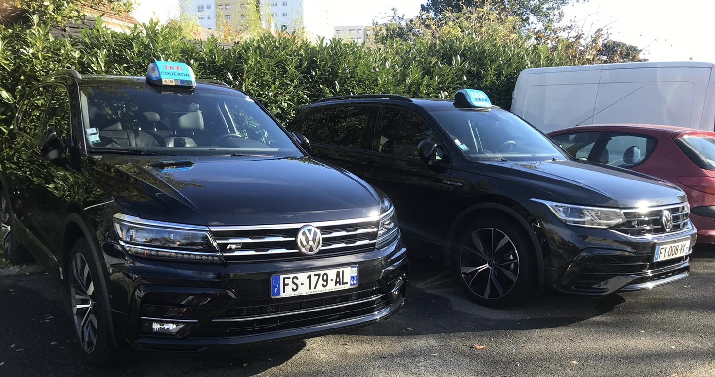 Deux SUV taxis noirs BSM Taxi stationnés